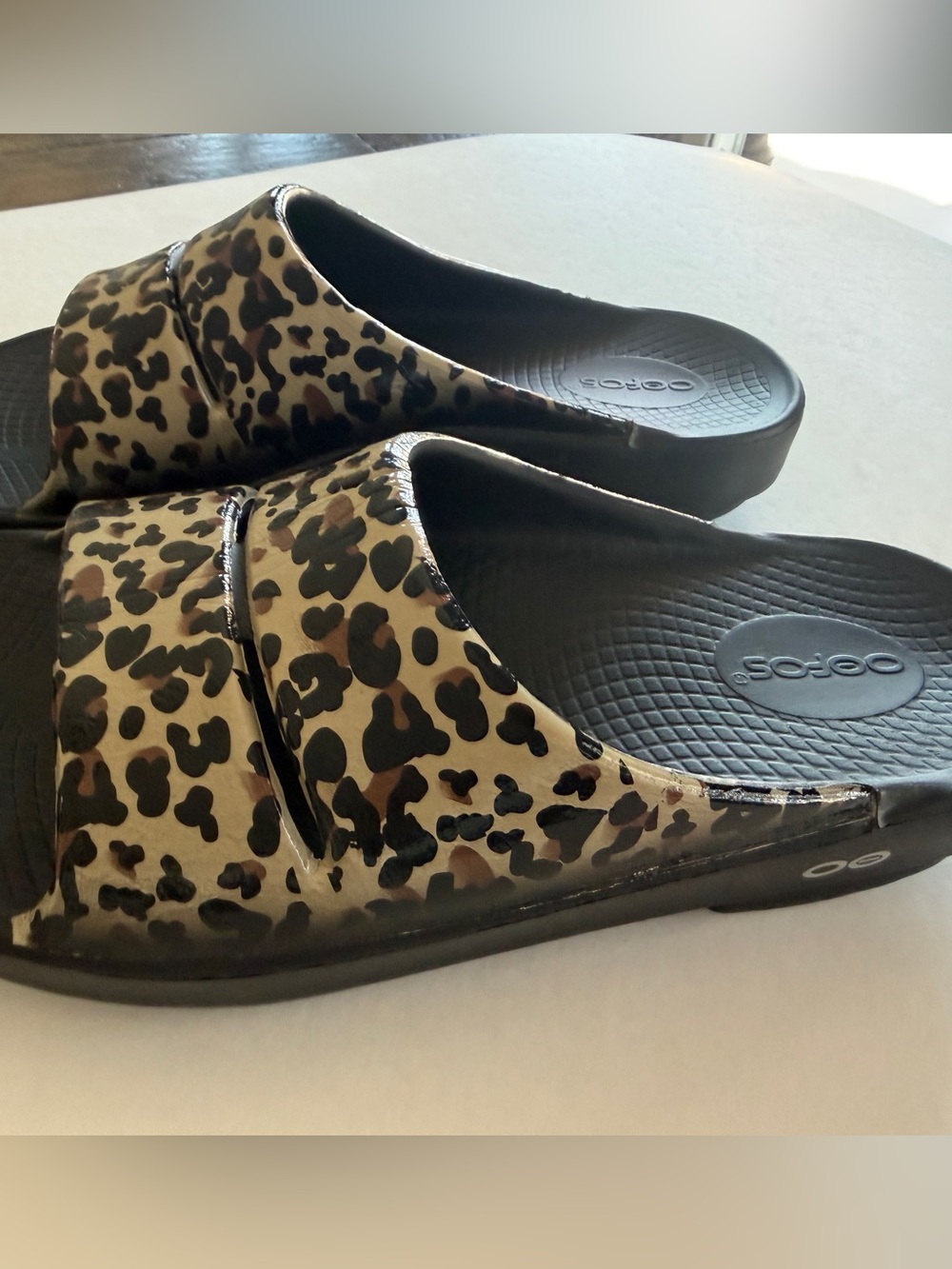 OOFOS Leopard Slide Sandals - Black & Tan